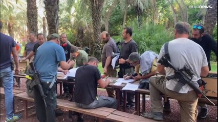 شاهد: إسرائيل تسلح المستوطنين كبارا وصغارا بالبنادق والذخيرة قرب الحدود اللبنانية