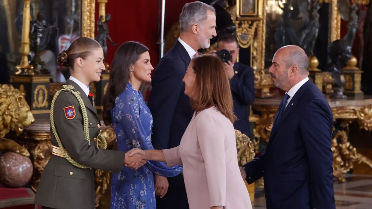 La princesa Leonor participa por primera vez en el besamanos