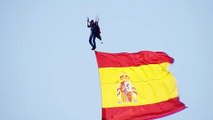 La 'boina verde' Carmen Gómez Hurtado, primera mujer que aterriza con la bandera en el desfile del 12 de Octubre