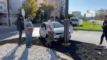 Aksaray'da Kontrolden Çıkan Otomobil Aydınlatma Direğine Çarptı