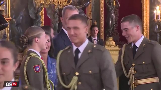 La cara de Leonor al ver a sus compañeros de academia en el besamanos