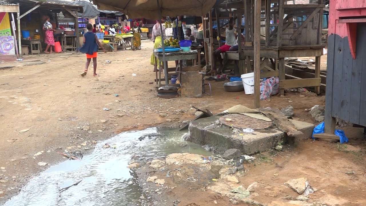 Les eaux usées qui sortent des regards ont envahi la voie principale du quartier sogephia de Yopougon. Donc, difficile pour les commerçants de faire de bonnes affaires. Les riverains ne sont pas non plus épargnés