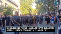 Un soldado le pide la mano a su novia durante el desfile: 