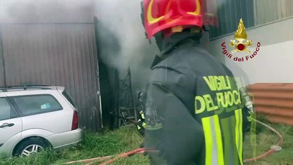Maxi rogo in un capannone ricovero attrezzi: ore di lavoro per estinguerlo