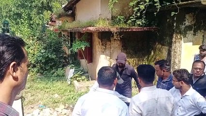 पैसा लेकर और मांग कर रहा  पटवारी ,नहीं बना रहा ऋण  पुस्तिका, फंसी  पर लटकने जा रहा था, तब बोले अब करेंगे काम