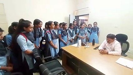 बालिकाएं बोलीं- विद्यालय में डर का माहौल, कार्रवाई करें