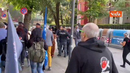 Fugatti inseguito e circondato dagli animalisti durante protesta per la tutela grandi carnivori