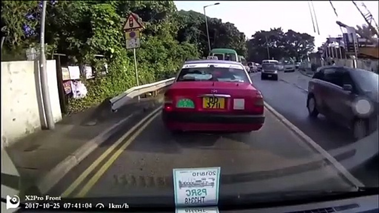 Ce piéton chute en traversant et passe tout prêt du drame