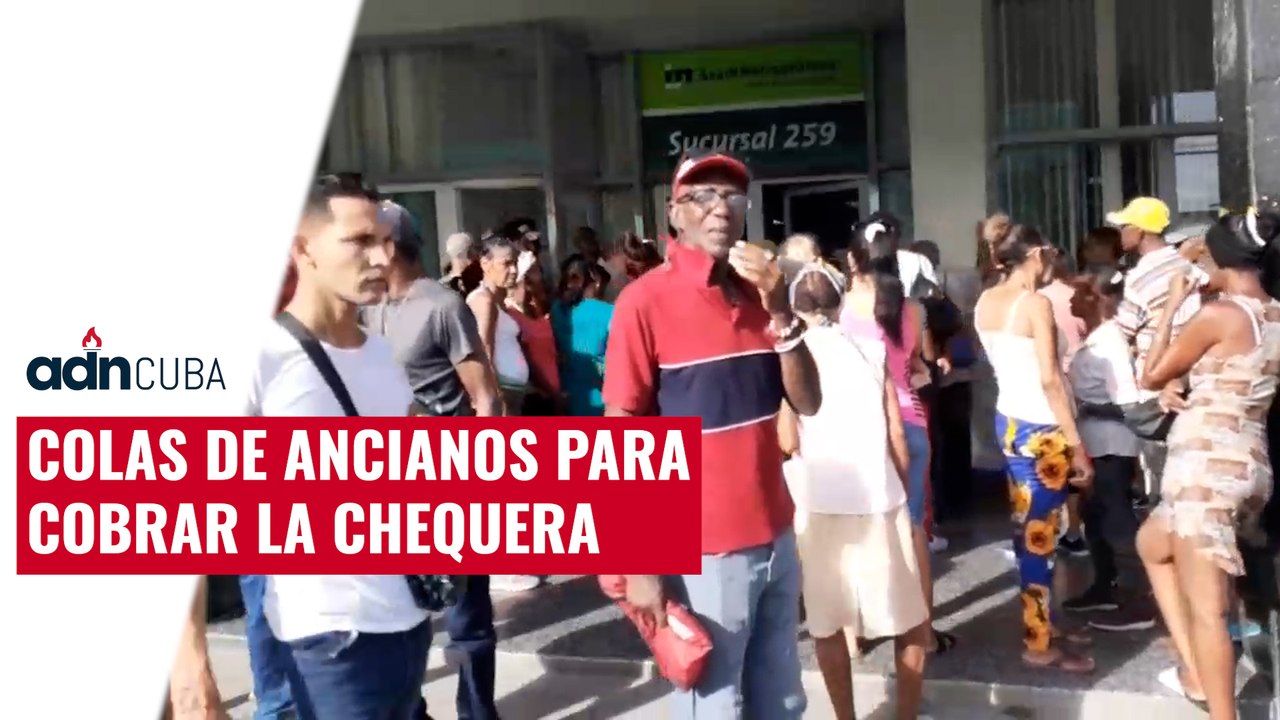 Colas de ancianos para cobrar la chequera