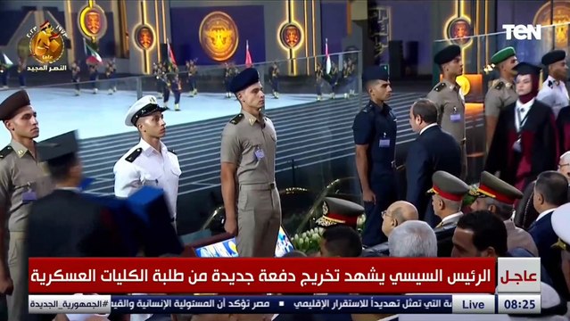 طلاب الكليات العسكرية والجامعات المصرية يهدون السيسي درع الكليات العسكرية والجامعات المصرية