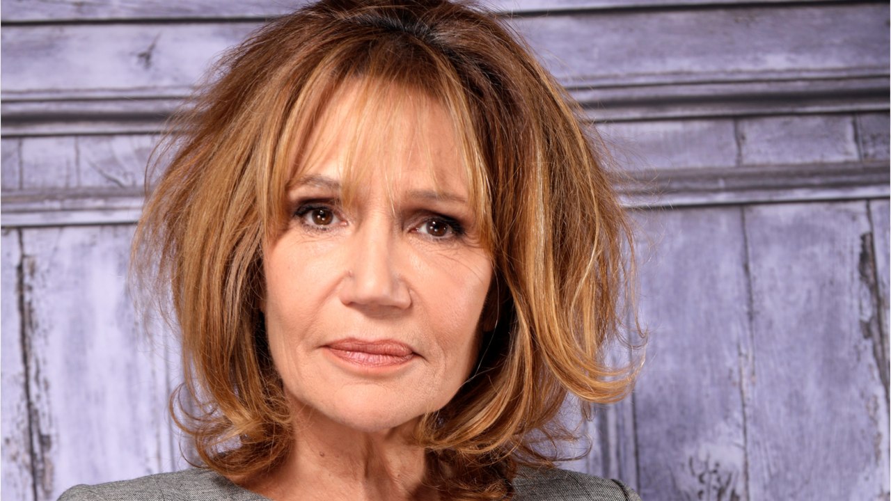 GALA VIDÉO - Clémentine Célarié “maman sévère” : quelle relation entretient-elle avec ses 3 enfants ?