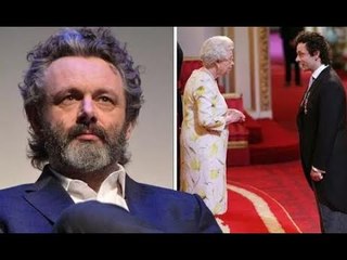 Michael Sheen ha affermato che i Queen lo "hanno spinto via" durante l'evento OBE prima che restitui