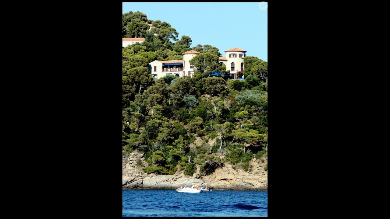 Nicolas et Carla Sarkozy, leur demeure au Cap Nègre au décor saisissant : pierres, tuiles et inter