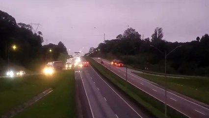 Vídeo: bloqueio total na BR-376 provoca congestionamento de mais de 10 km no sentido SC