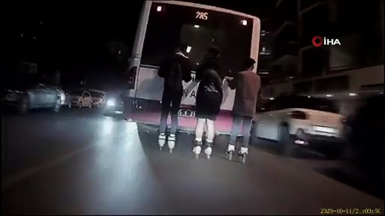 İzmir'de patenli gençlerin tehlikeli yolculuğu kamerada