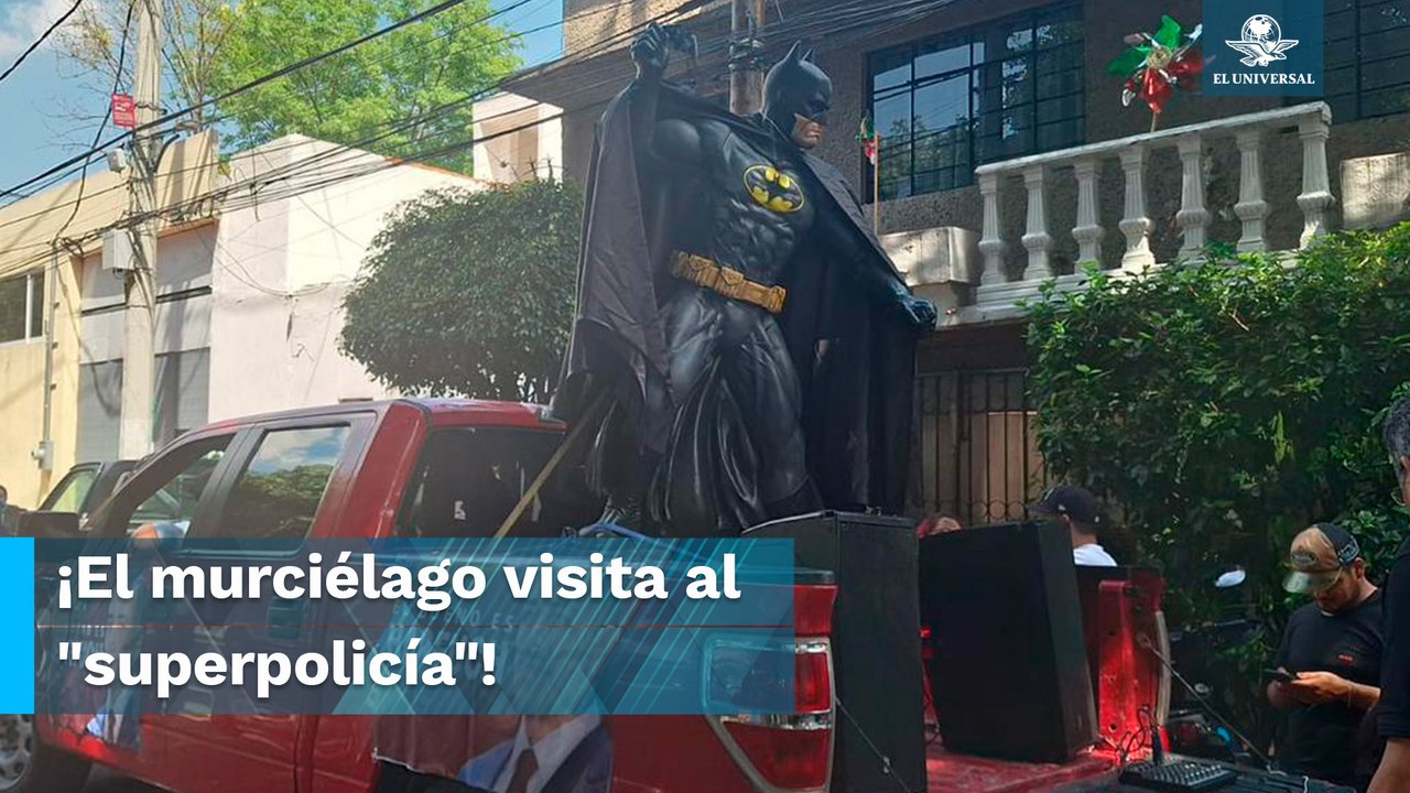 Batman gigante recibe a García Harfuch en Miguel Hidalgo
