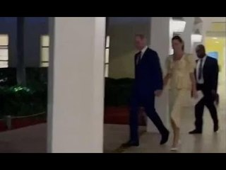 Kate e il principe William scatenano la frenesia reale quando la coppia è colta in un raro momento d