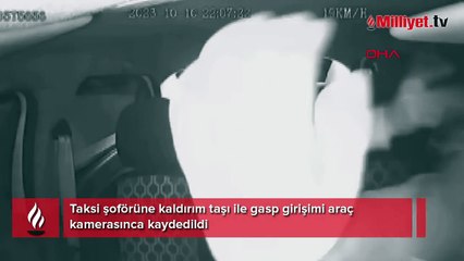 Kaldırım taşı ile taksi şoförünü gasp etmek istedi! Araç kamerası yakalattı