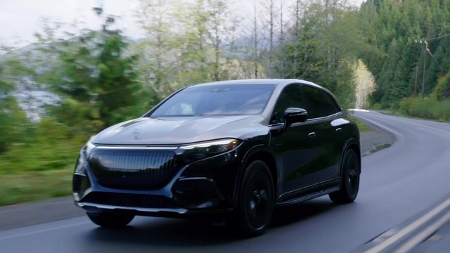 Mercedes-Maybach EQS 680 SUV Night Series Driving Video