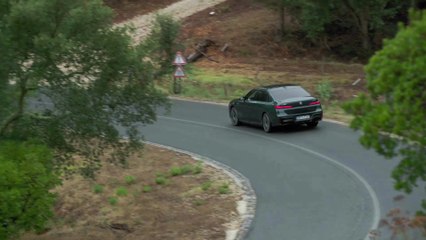 BMW i7 M70 xDrive in Aurora Diamond Green Driving Video