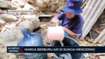 Warga Kulon Progo Berburu Air di Sungai Mengering