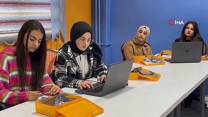 Yüksekova polisi 3 dalda 40 öğrenciye kurs verdi