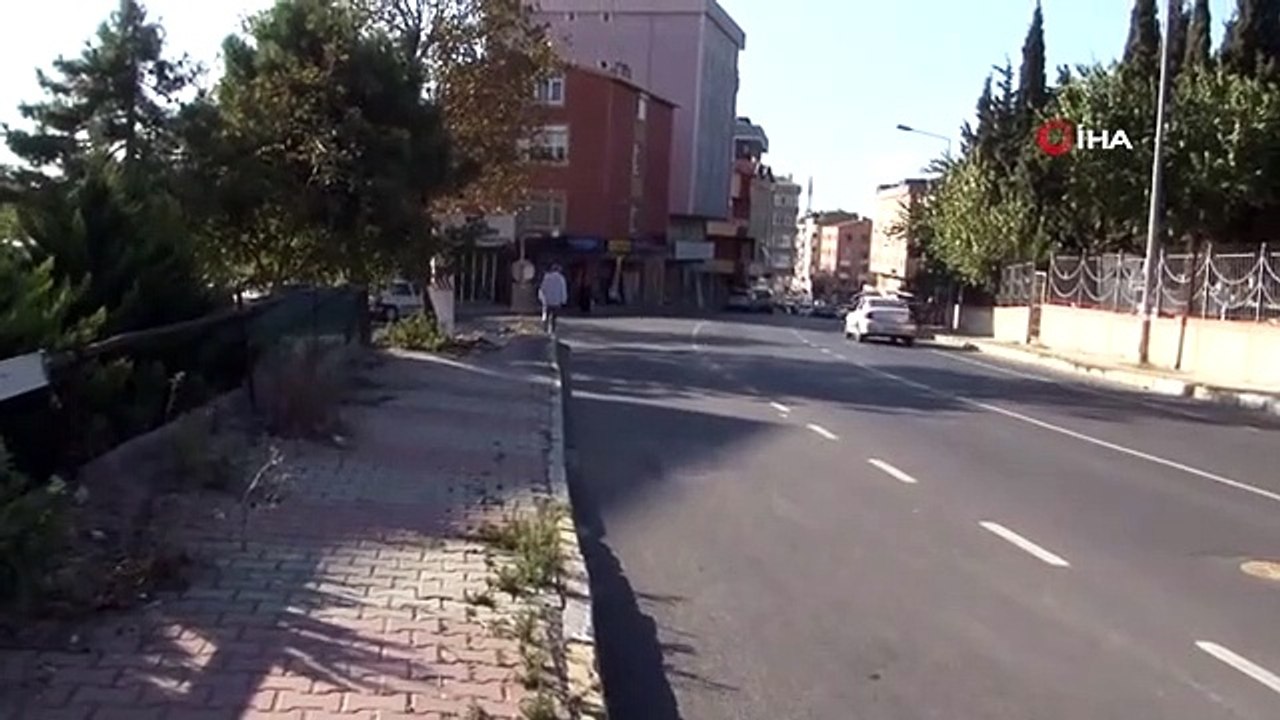 Des voleurs de motos volant le sac d'une femme à Beylikdüzü se sont reflétés sur une caméra de sécurité