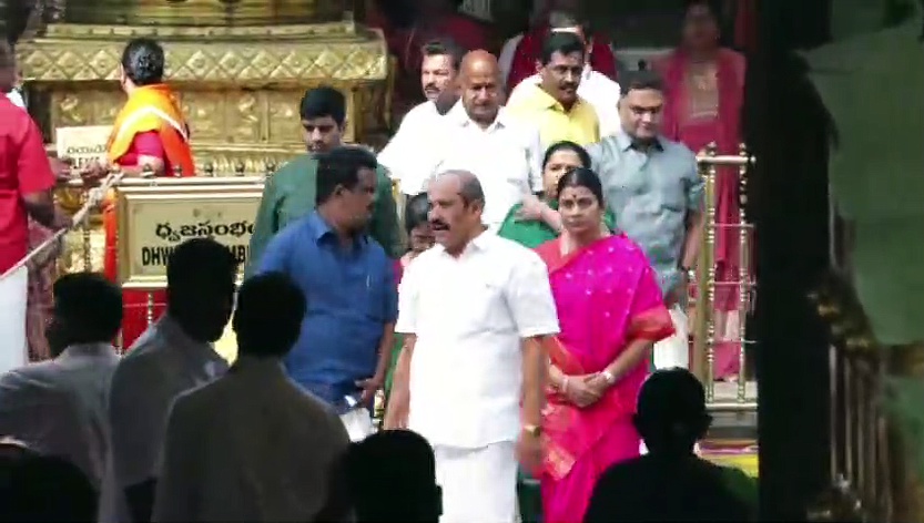 குடும்பத்தோடு திருப்பதியில் சுவாமி தரிசனம் செய்த துர்கா ஸ்டாலின்