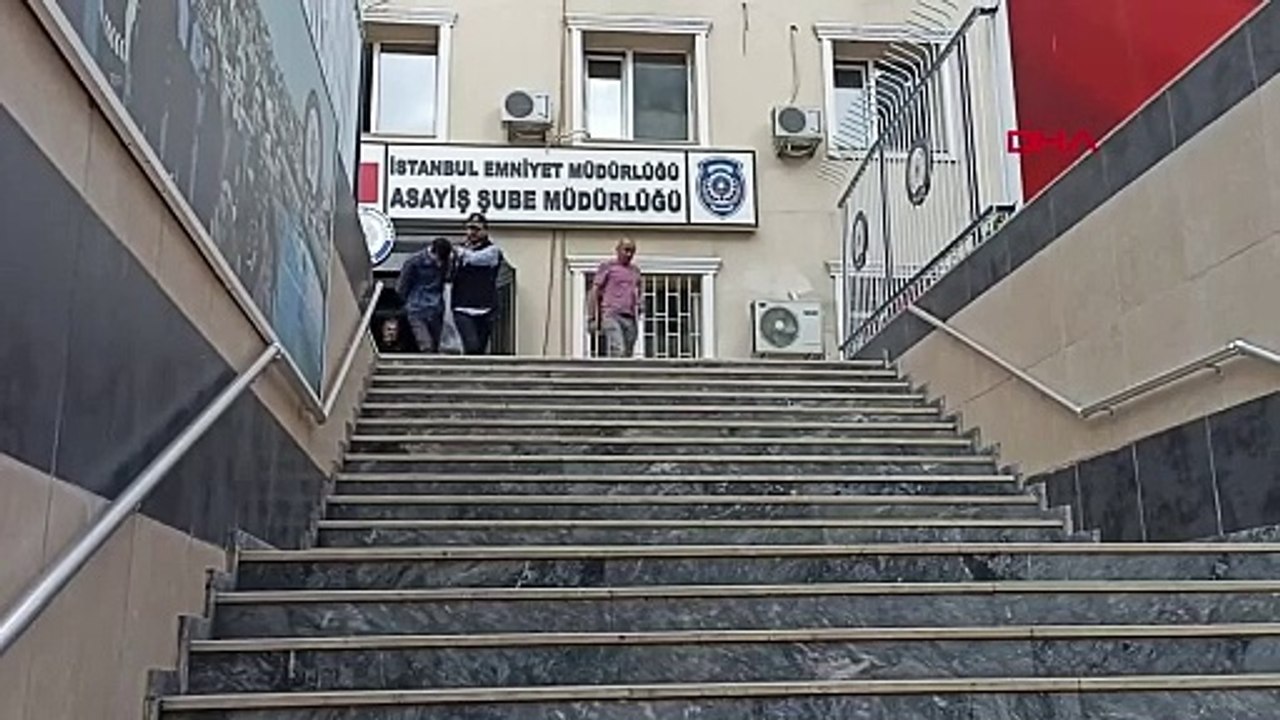 Une personne collectant de l'aide pour les vict...