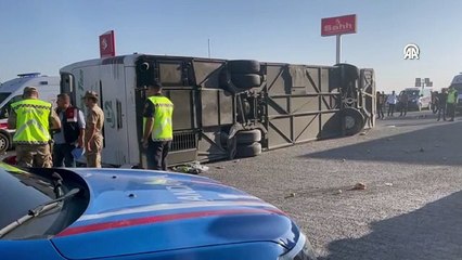 Yolcu otobüsü benzinliğe devrildi: Ölü ve yaralılar var