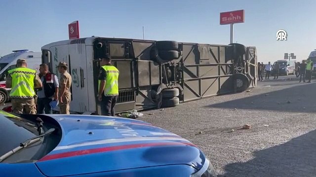 Yolcu otobüsü benzinliğe devrildi: Ölü ve yaralılar var