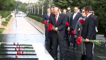 KKTC Cumhurbaşkanı Tatar, Haydar Aliyev'in mezarını ziyaret etti