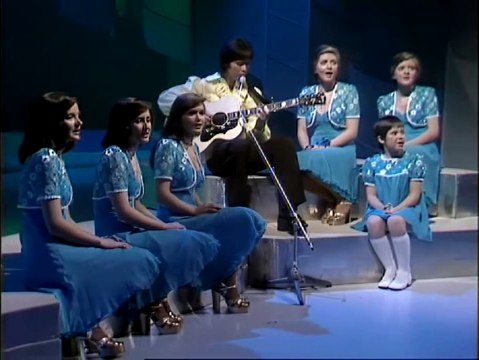 BLOWING IN THE WIND by Cliff Richard & The Nolan Sisters - TV performance 1974 +lyrics