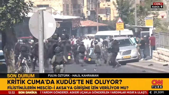 Canlı yayında müdahale... İsrail polisinden namaz kılan Filistinlere gaz bombası