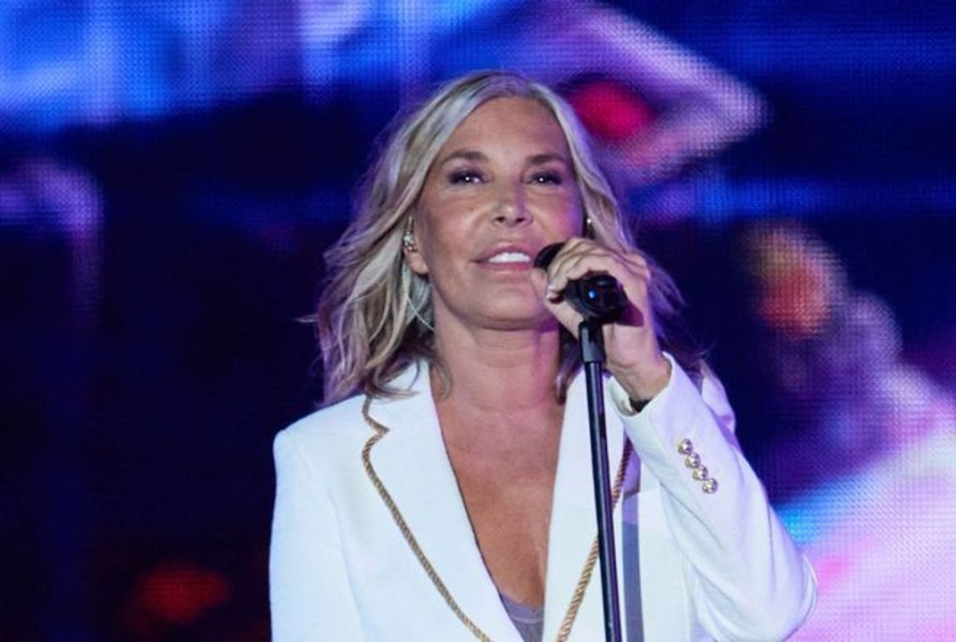 Zazie dévoile ses cheveux blancs et brise le silence : « Je fais semblant d'être très vieille et très malentendante »