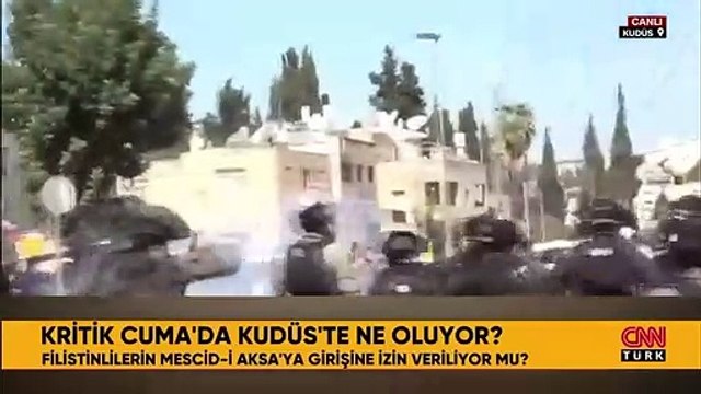 La police israélienne a lancé des bombes lacrymogènes sur des musulmans qui voulaient prier dans la mosquée Al-Aqsa