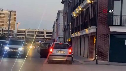 Trafikte kapısı açık seyreden sürücü görenleri şaşkına çevirdi