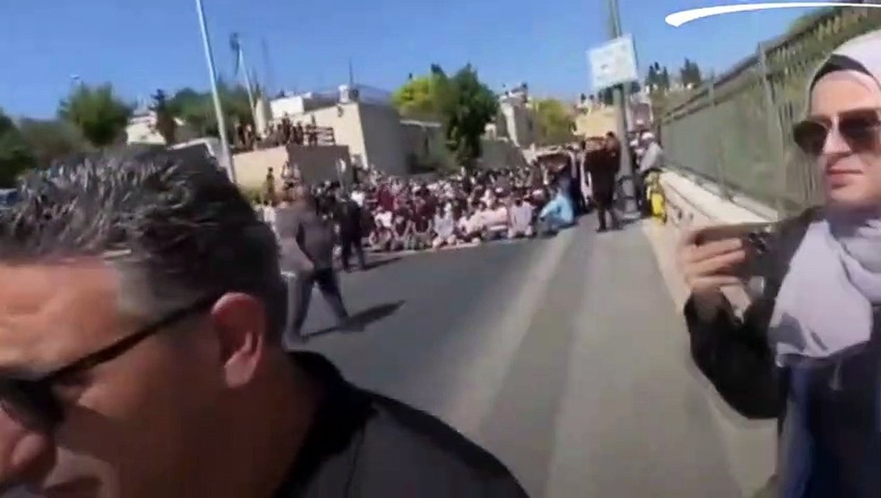 Premières images de la dure intervention contre les musulmans à la porte de la mosquée al-Aqsa