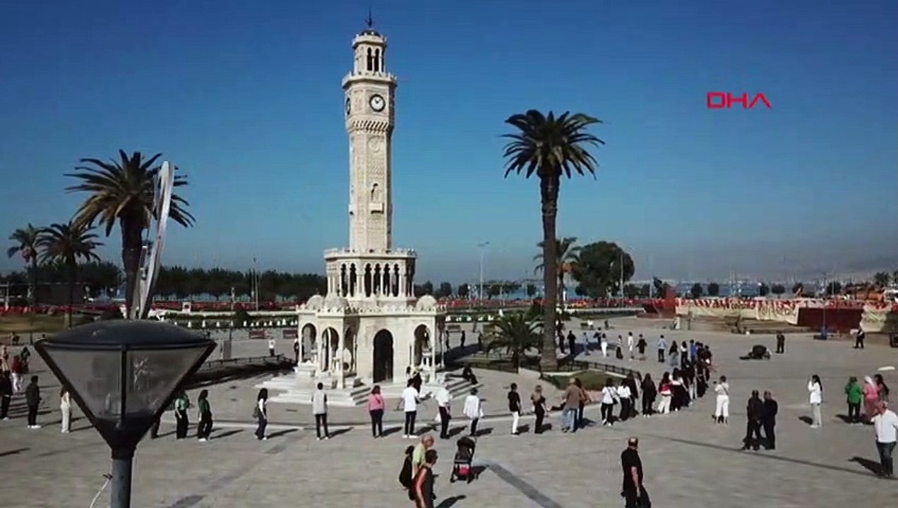 İzmir'de Cumhuriyetin 100. Yılı Kutlamalarında Zeybek Gösterisi