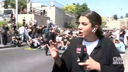 Mescid-i Aksa'da namaz kılmak için toplanan Filistinlilere israil polisi müdahale etti.