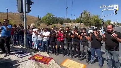 Mescid-i Aksa’ya girişleri engellenen Müslümanlar namazlarını orada kıldılar