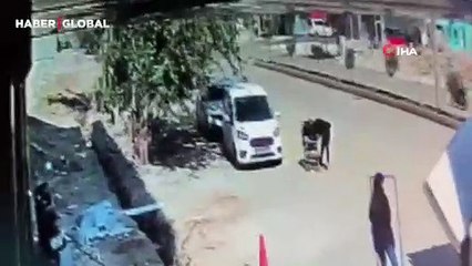 Ev eşyası taşırken bir anda alt yapı çukuruna girdi