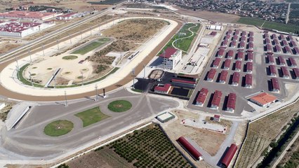 Antalya Hipodromu’nda açılan seyislik kursu ilanı kadınlardan yoğun ilgi gördü