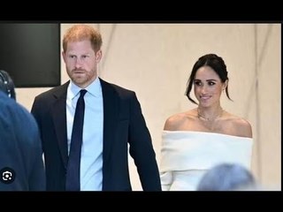 Meghan Markle angelica in giacca bianca con spalle scoperte