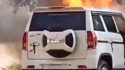 रतलाम: बीमा हॉस्पिटल के पास खड़ी बोलेरो में अचानक लगी आग