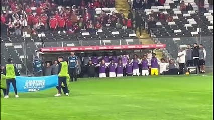 Oliver Sonne cantando el himno nacional