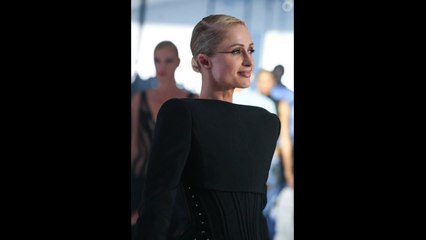 Paris Hilton dévoile ses jambes sculpturales dans une micro-robe, Angela Bassett domine le défilé