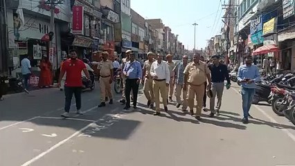 सड़कों पर उतरा निगम दल, हटाए पोस्टर-बैनर, माइक से आचार संहिता पालना के निर्देश