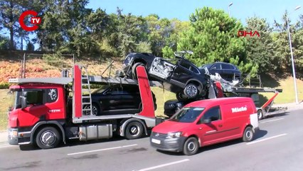 Bakırköy'de TIR üst geçide takıldı, 3 araçta hasar oluştu