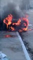 Proprietário filma veículo sendo tomado pelas chamas após incêndio criminoso